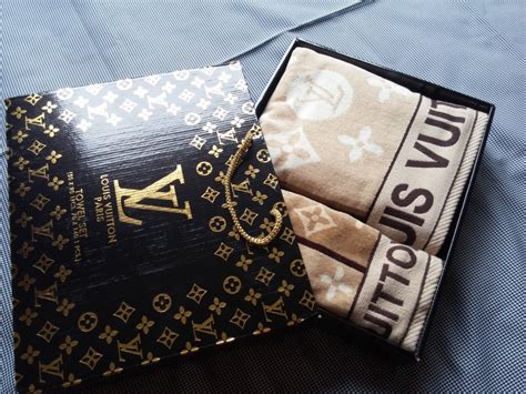 louis vuitton bath towel set.